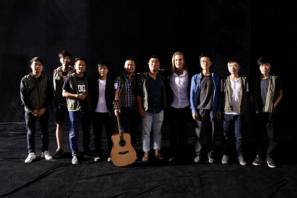 最好我們團(tuán)隊(duì)和演員來一張大合影；